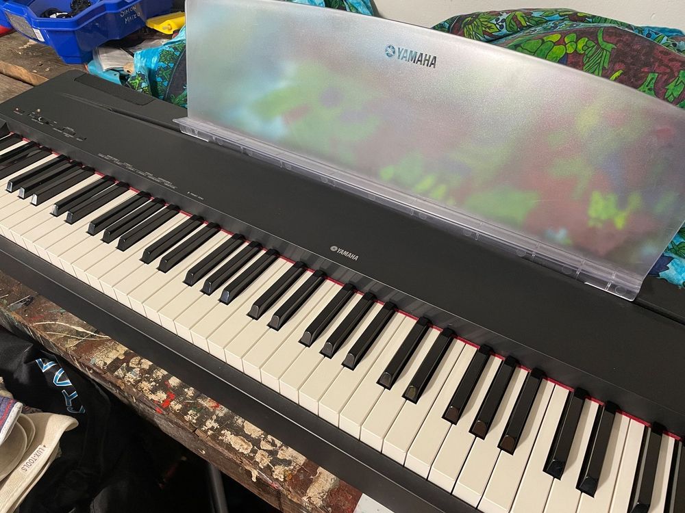 Yamaha E Piano p70 mit verstellbarem Stuhl Acheter sur Ricardo