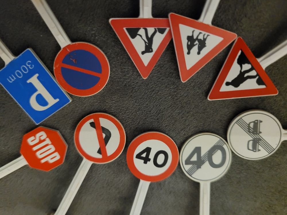 Lot de 10 panneaux de signalisation | Manutan Collectivités
