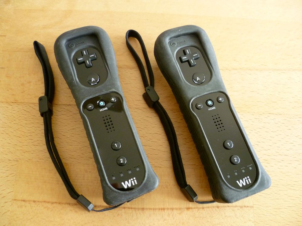 2 originale Wii Remote Controller schwarz mit Gummihüllen Kaufen auf