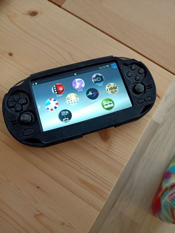 PS Vita mit Zubehör und Games Kaufen auf Ricardo