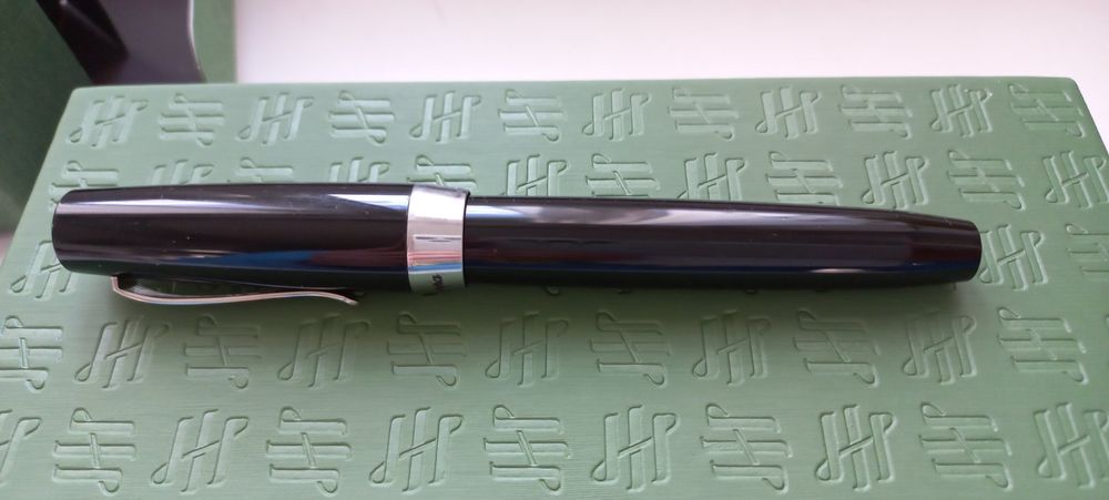 Montegrappa Füllfederhalter Elmo 01 – Schwarz, Federbreite B, Mit Clip Und Aufschraubbarer Kappe