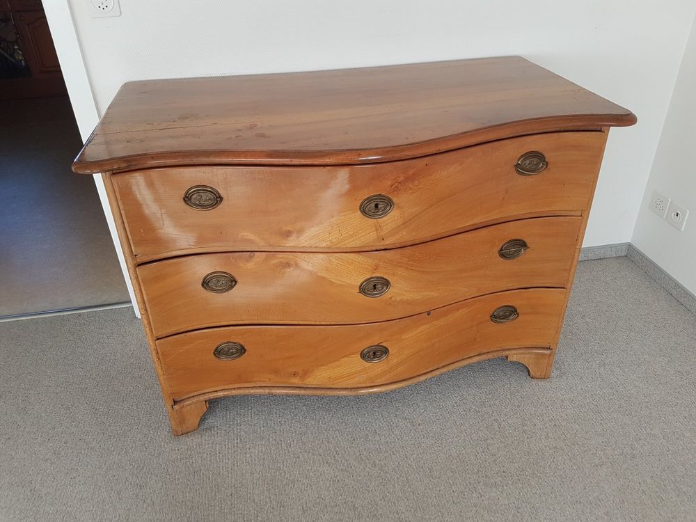 Commode Ancienne Avec Incrustations En Noyer, 17ème Siècle