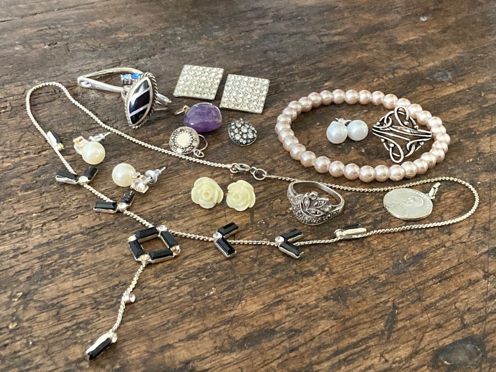 Lot De Bijoux Vintage – Laiton Et Cuir – À Restaurer Ou Détourner