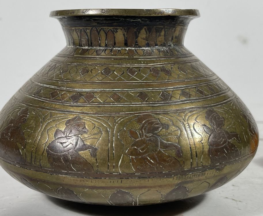 Antike Indien Bronze Vase mit vielen Gravierungen und Verzi Acheter