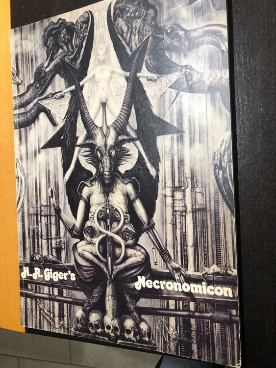 再値下げしました! H.R. Giger´s Necronomicon H.R. ギーガー 本