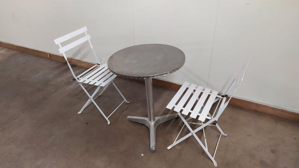 Tischchen mit zwei weissen Klappstühlen Kaufen auf Ricardo
