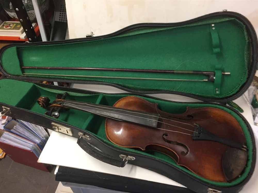 (22) Aeltere Geige oder Violine 1
