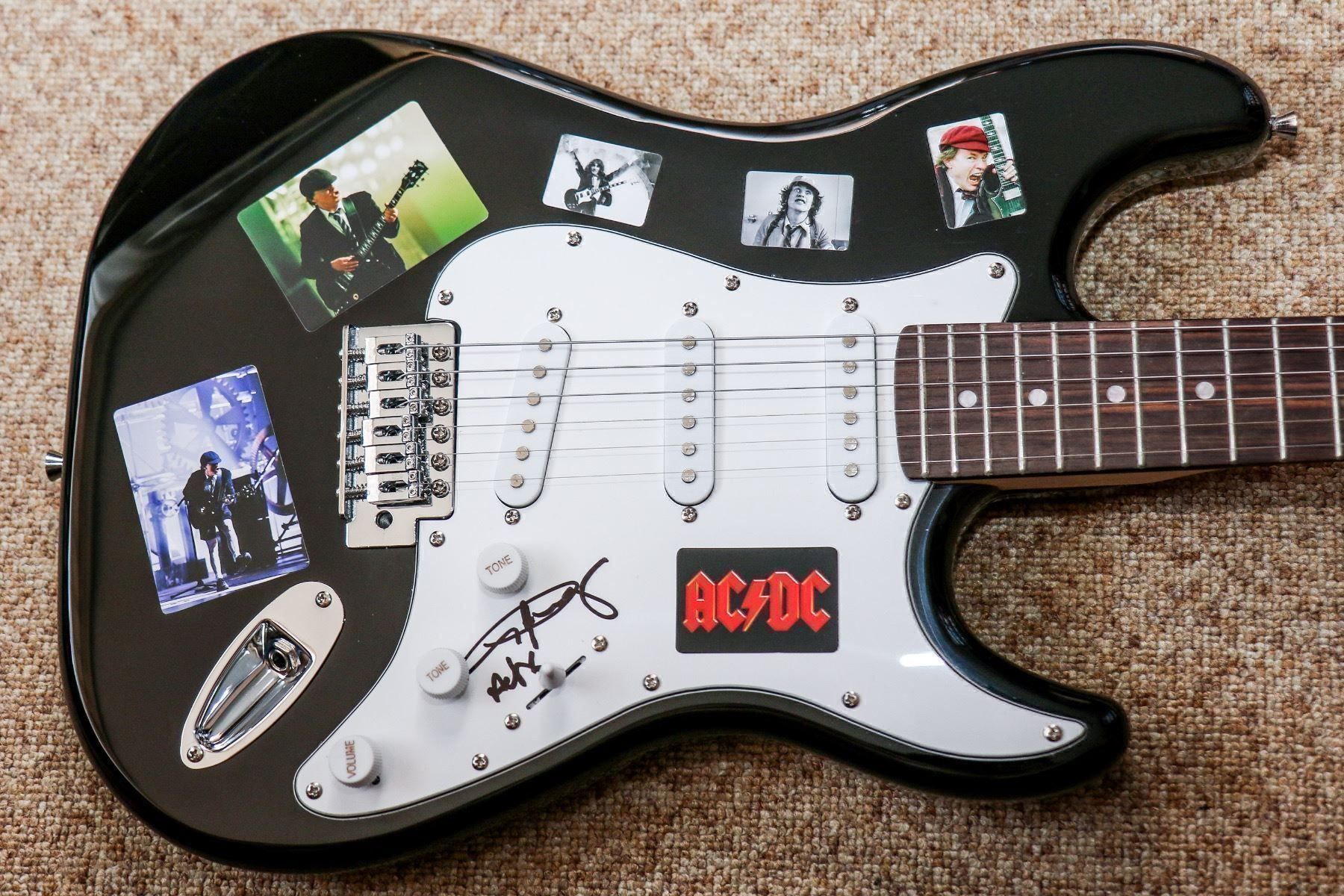 Angus Young AC/DC Autogramm auf Gitarre | Kaufen auf Ricardo