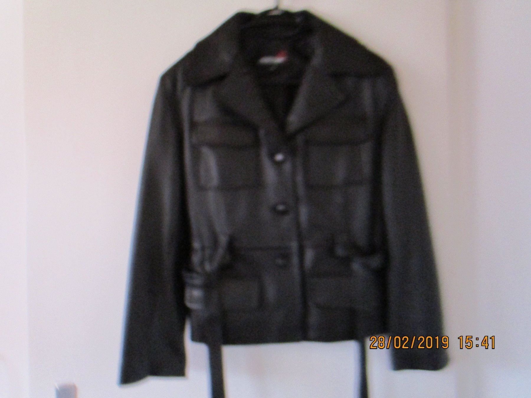 Kurze Schwarze Lederjacke Gr 36 38 Kaufen Auf Ricardo