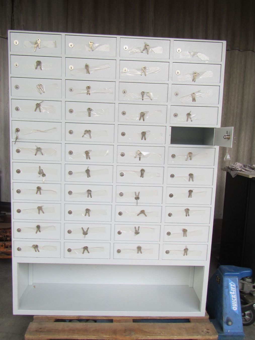 Waffenschrank massiv mit 44 Fächer kaufen auf Ricardo