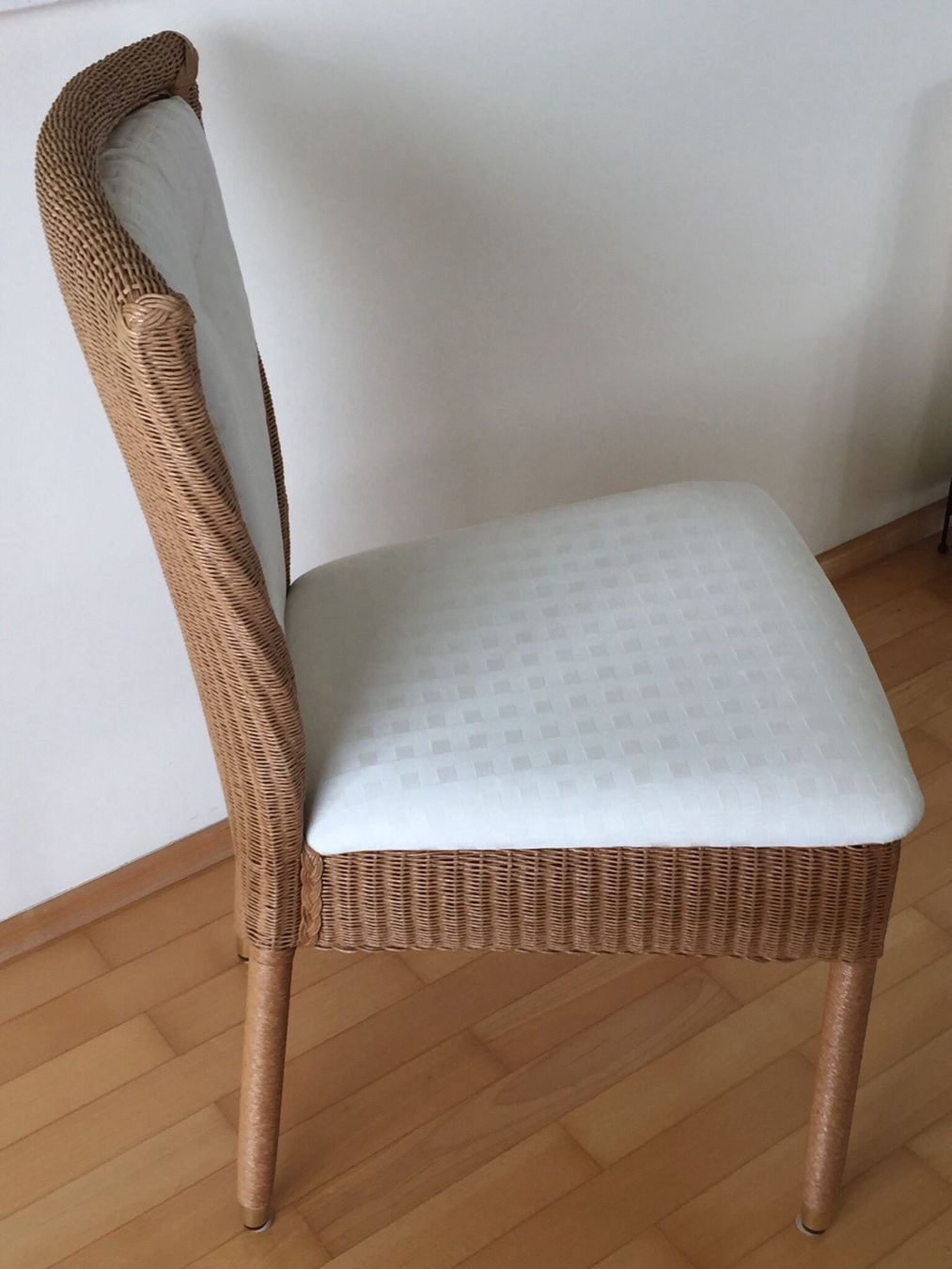 1 Esstisch, 6 Stühle, 2 Lampen, 1Teppich kaufen auf Ricardo