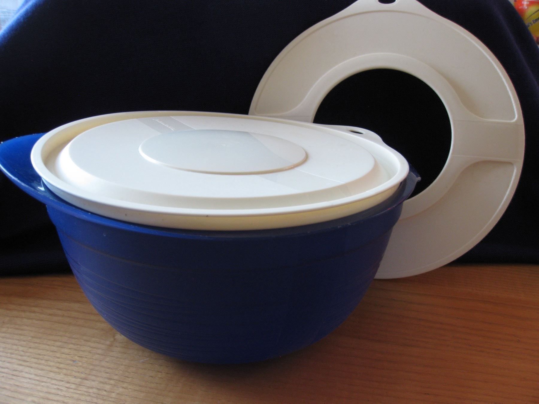 schüssel mit siebeinsatz und deckel tupperware