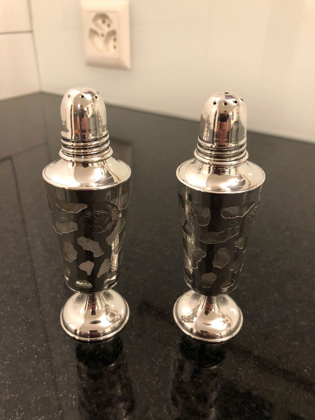 Salz & Pfefferstreuer Set Aus Glas & Edelstahl – 2 Stück Mit Ständer, Schwarz, 100 Ml Fassungsvermögen