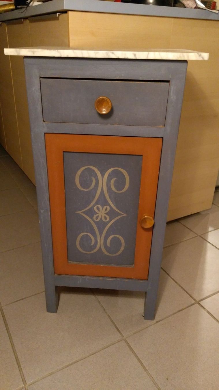 Kleiner Schrank mit Marmorplatte kaufen auf Ricardo