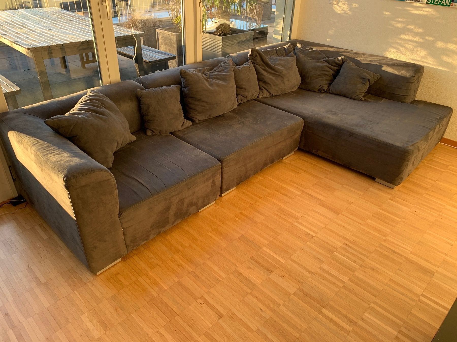 Antrazit farbenes Sofa aus Alcantara kaufen auf Ricardo
