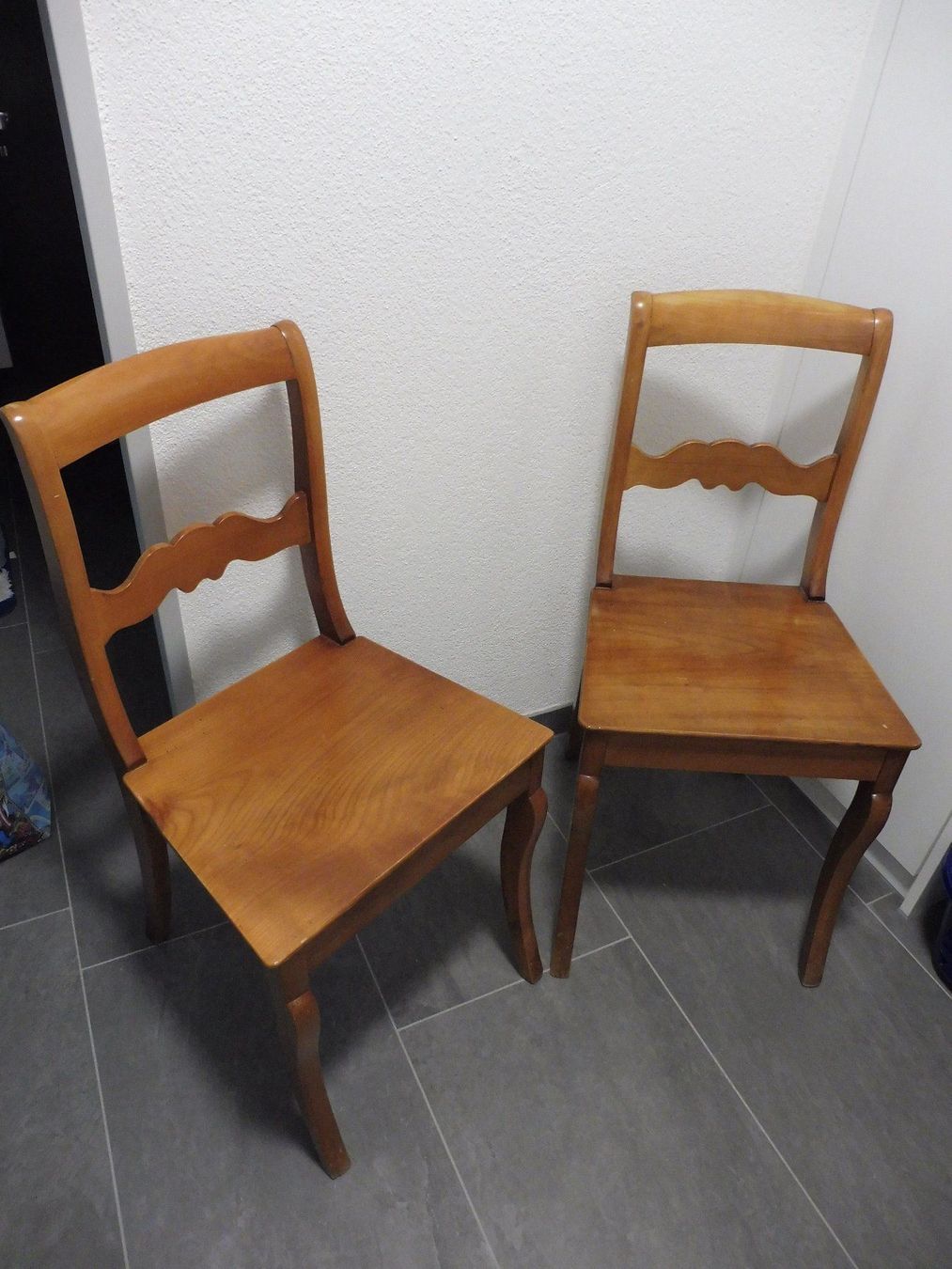 2 schöne alte Stühle kaufen auf Ricardo