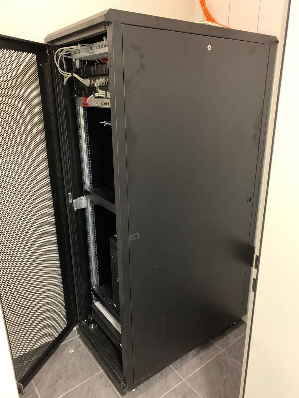 Wirewin Serverschrank 42 U | Kaufen auf Ricardo