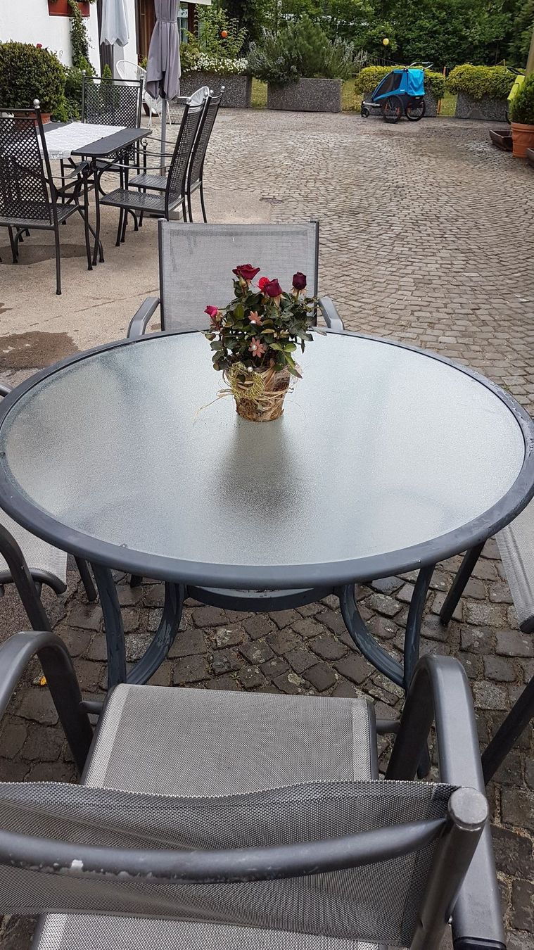 RUNDER TISCH MIT 4 STÜHLEN kaufen auf Ricardo