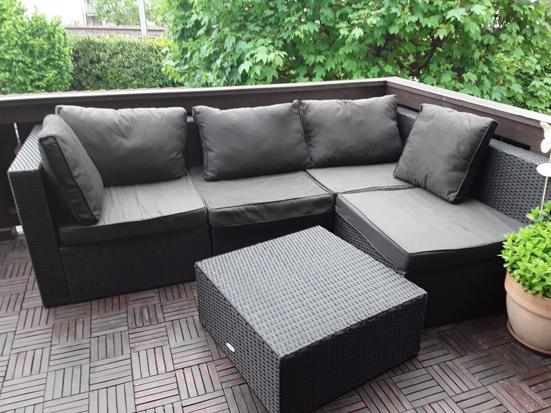 Rattan Lounge schwarz mit Kissen Acheter sur Ricardo