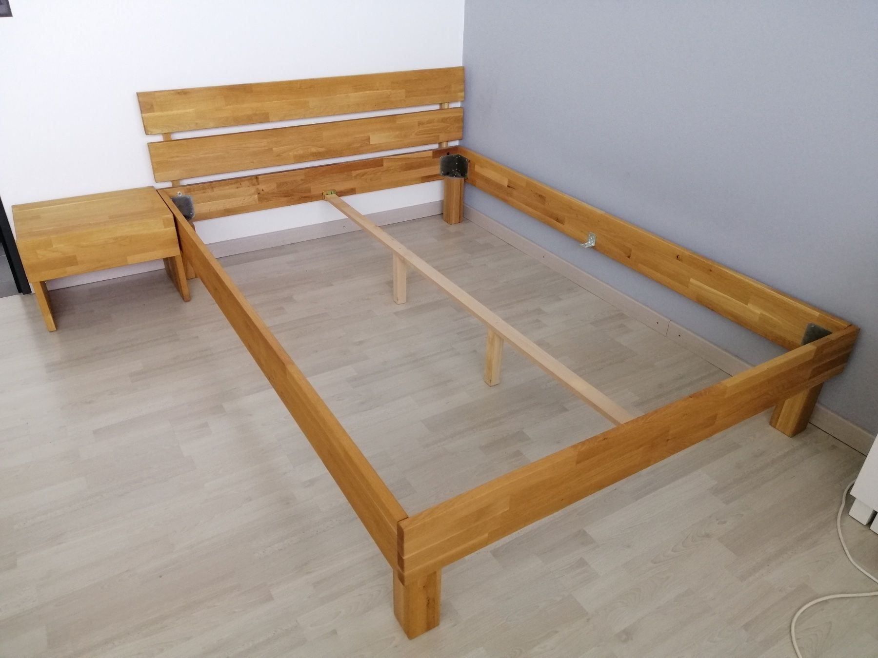 Bett Eiche massiv 140x200 + Nachttisch kaufen auf Ricardo