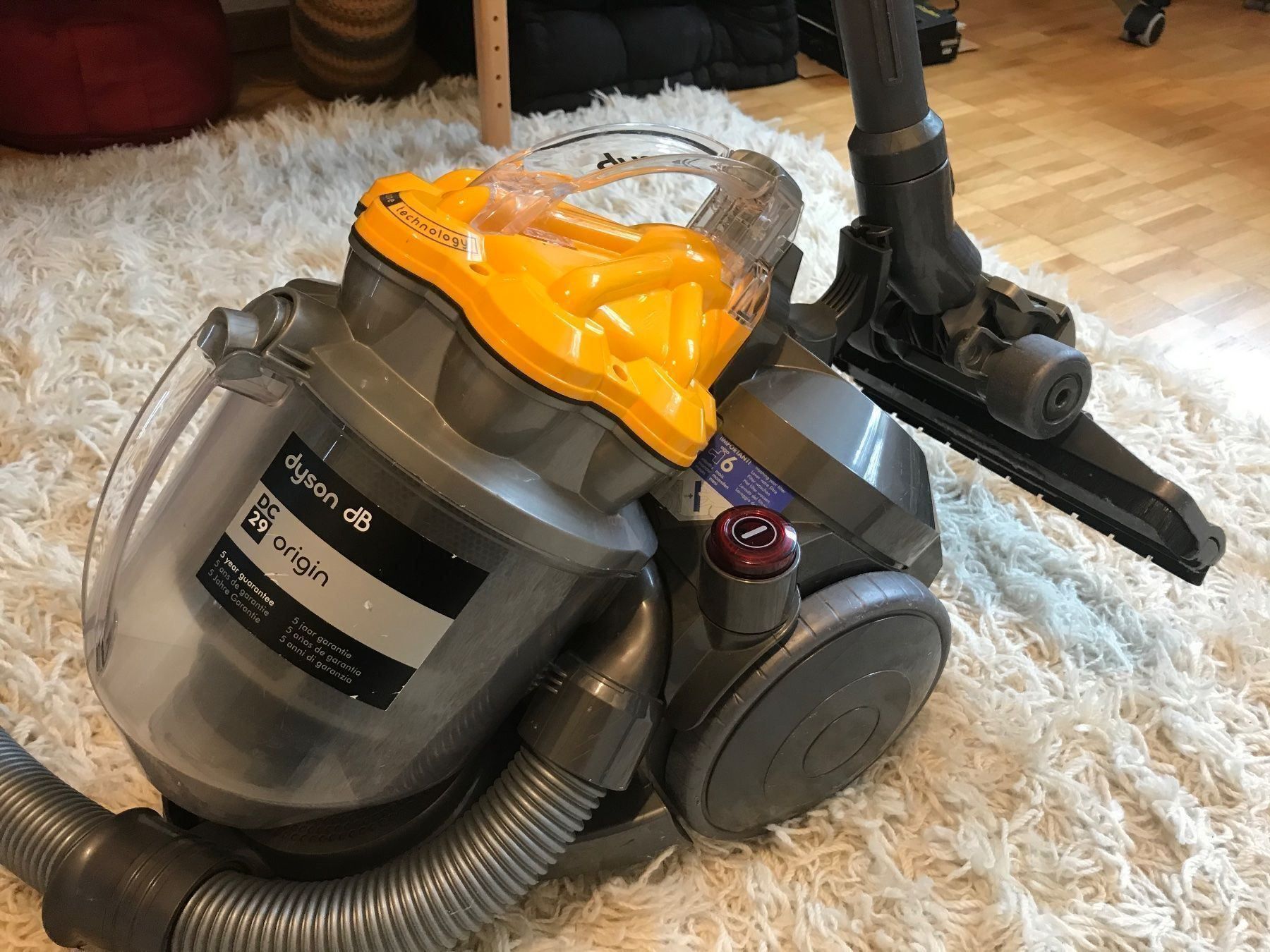 changing a battery on a dyson v6