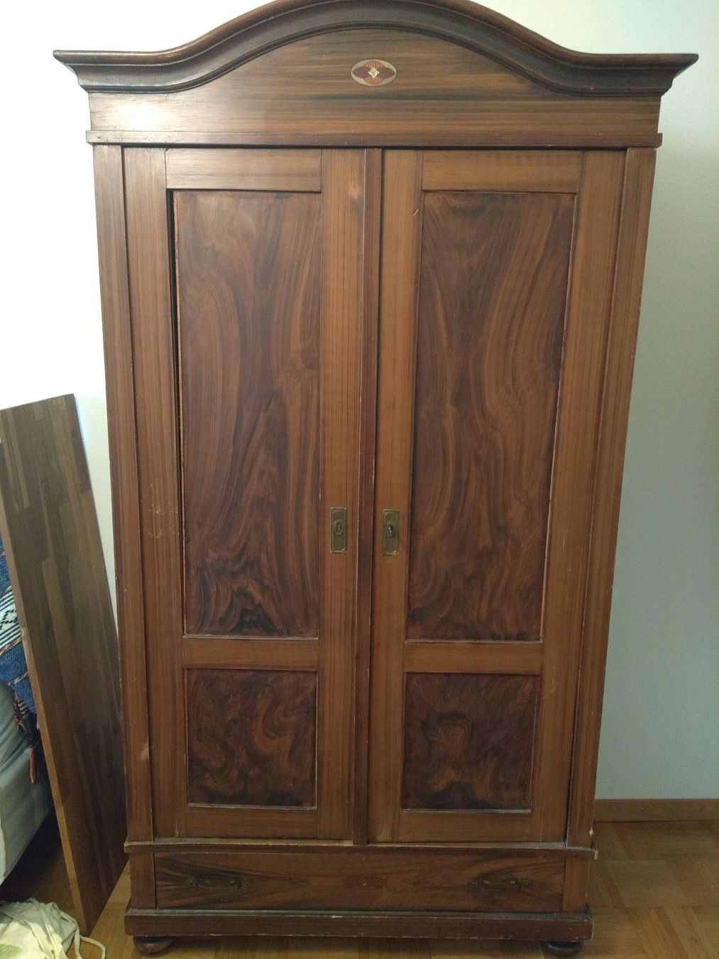 Alter Holzschrank kaufen auf Ricardo