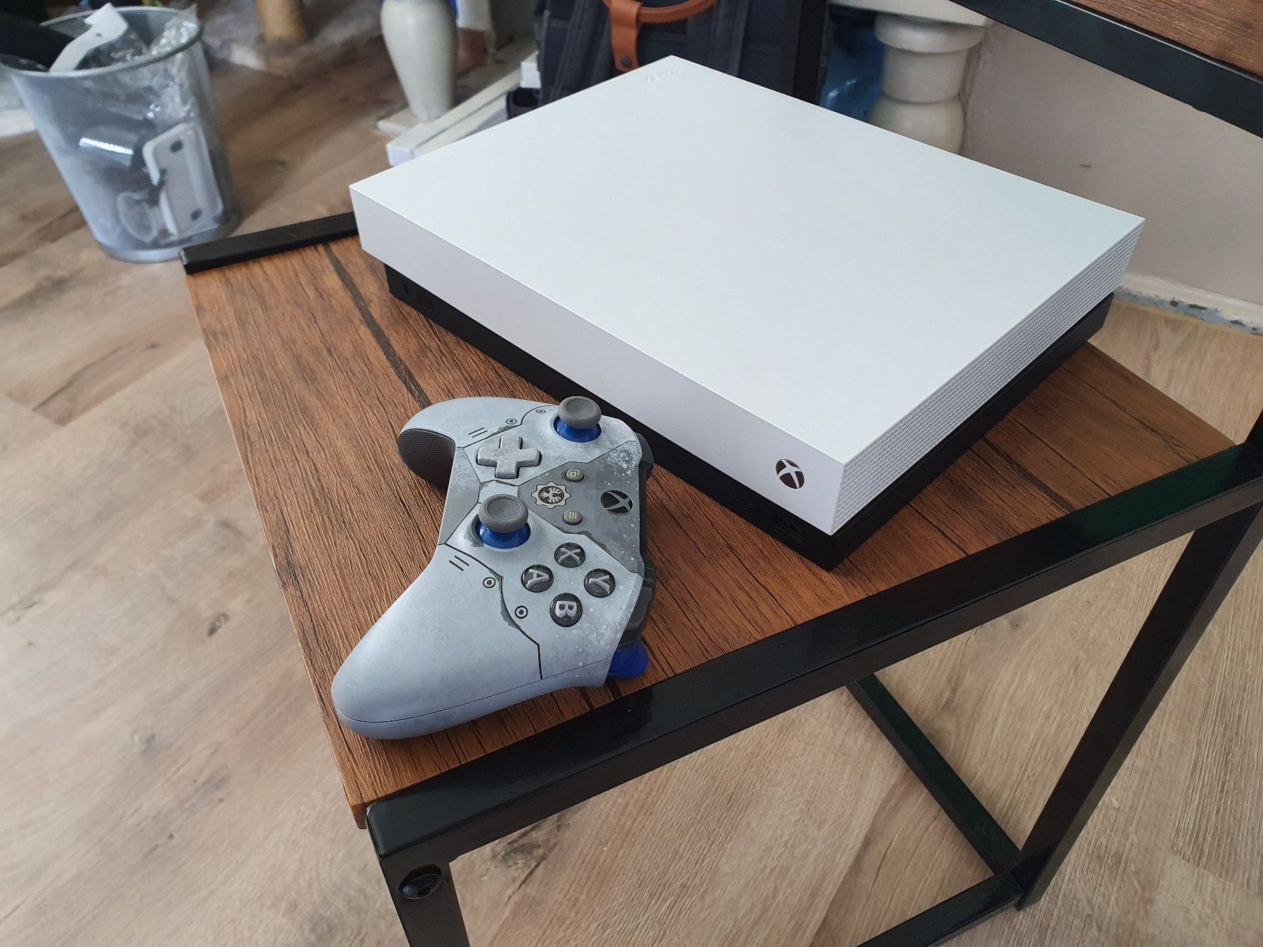 Xbox One X, selten gebraucht, wie neu Kaufen auf Ricardo