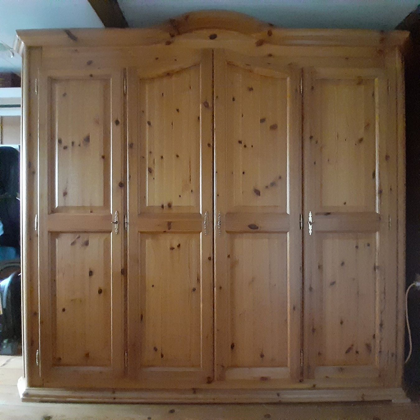 VierTüriger Kleiderschrank massiv Holz kaufen auf Ricardo