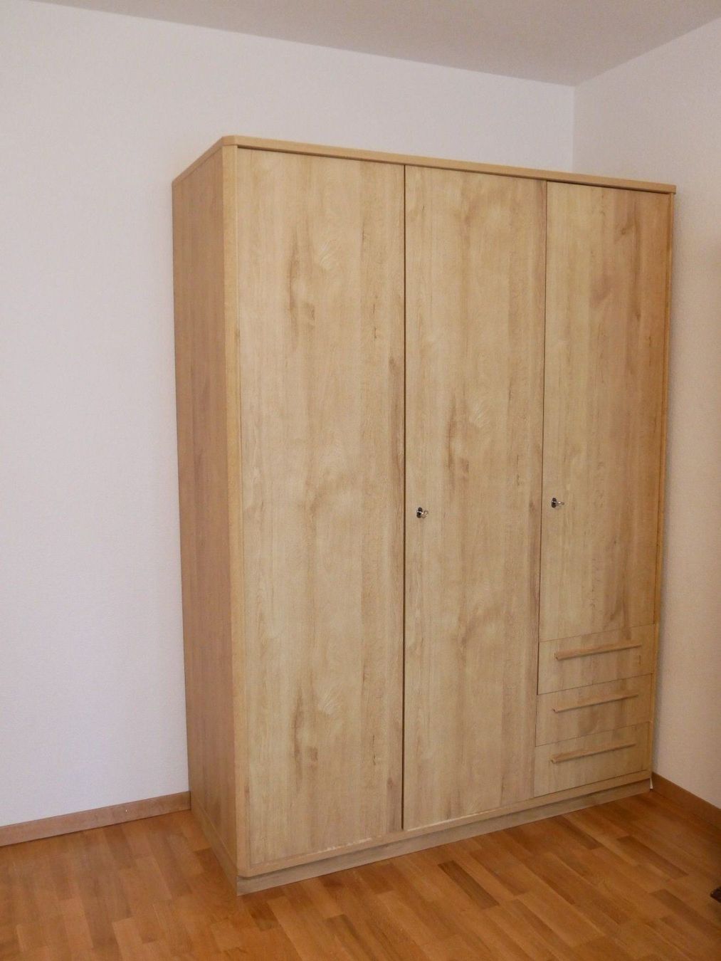 Schrank 3-türig aus Holz furniert | Kaufen auf Ricardo