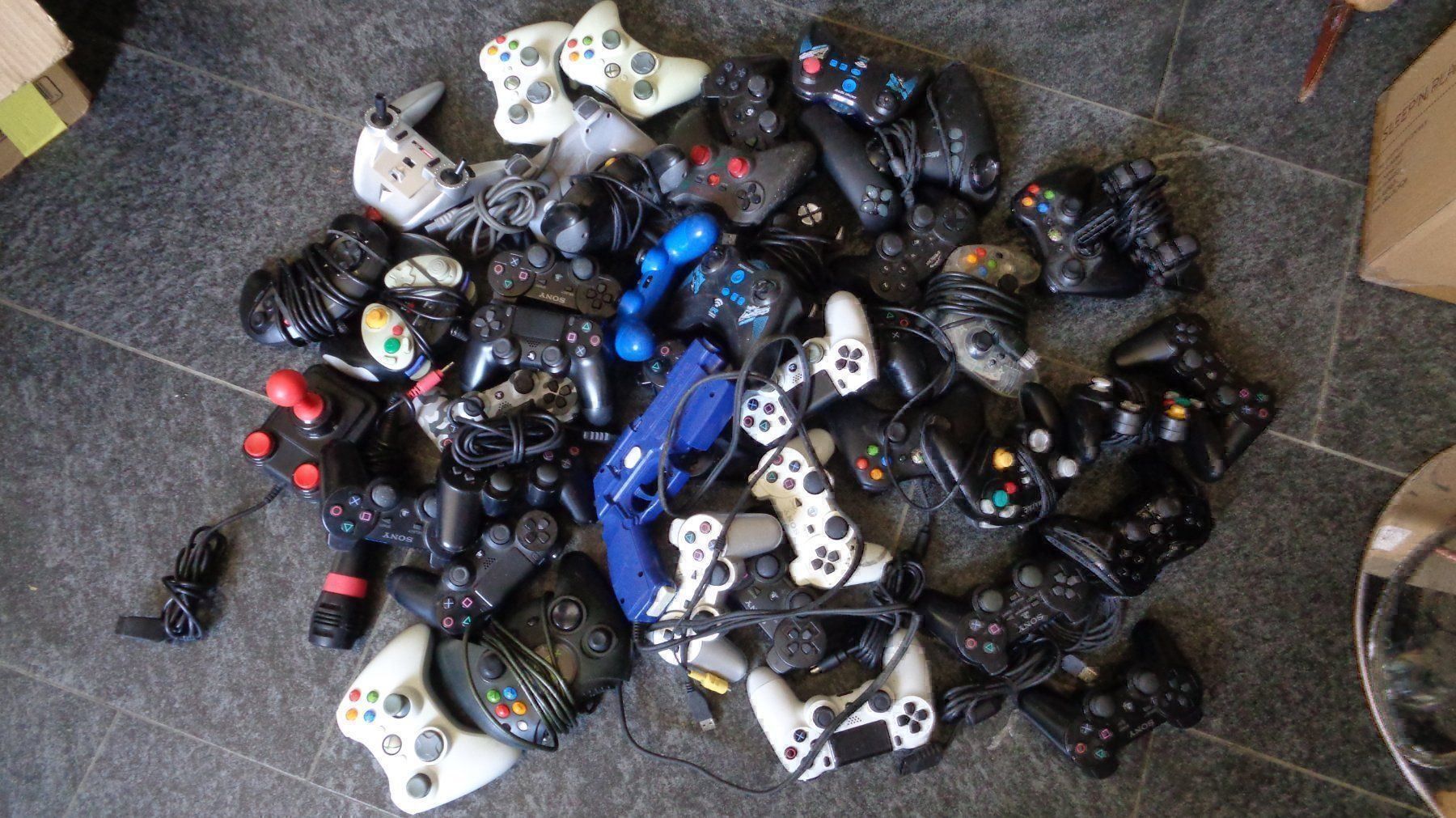 Diverse Spielkonsolen und Game- Zubehör | Kaufen auf Ricardo