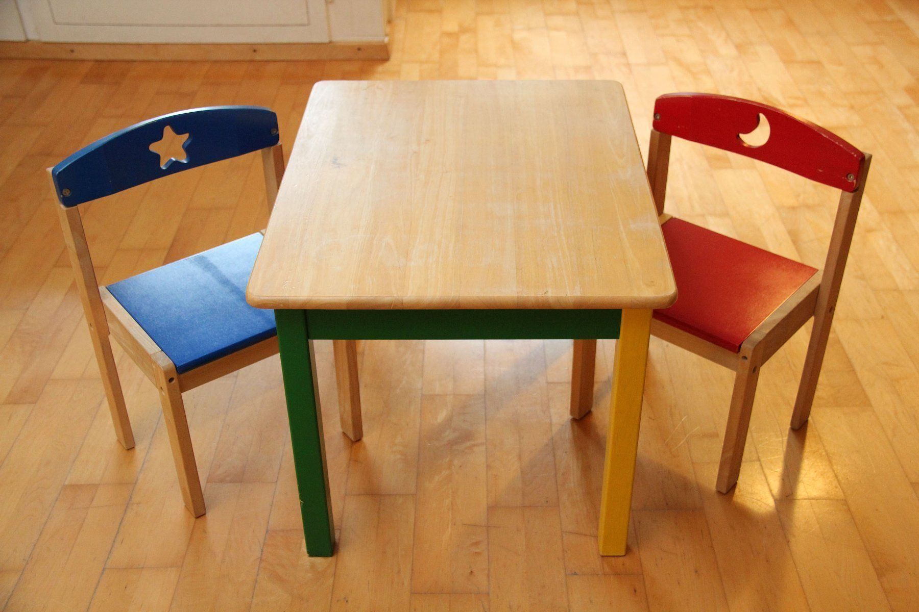 Farbiger KinderTisch mit 2 Stühlen kaufen auf Ricardo