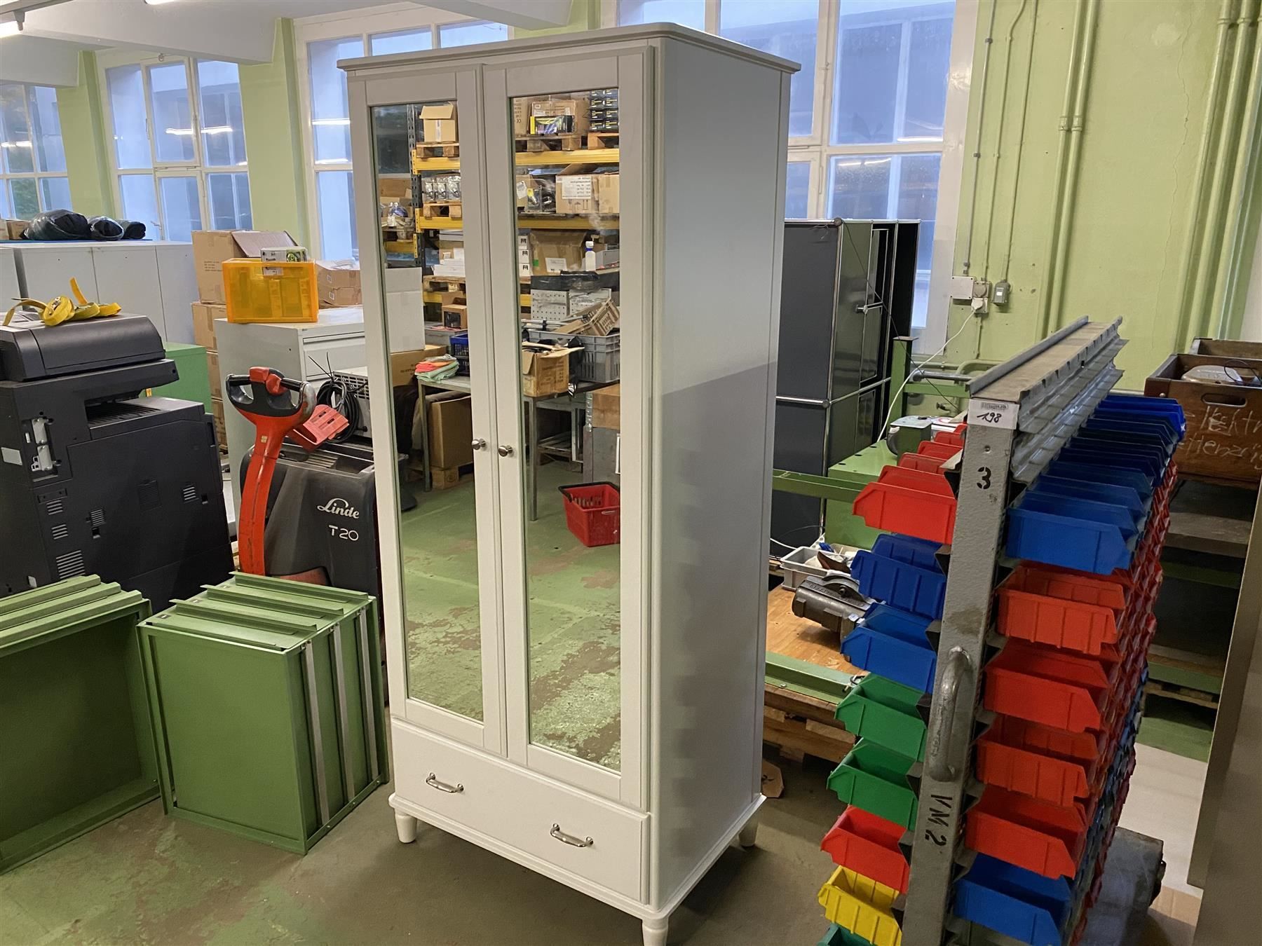 O199 schöner weisser Schrank 2-Türig 1.- | Kaufen auf Ricardo