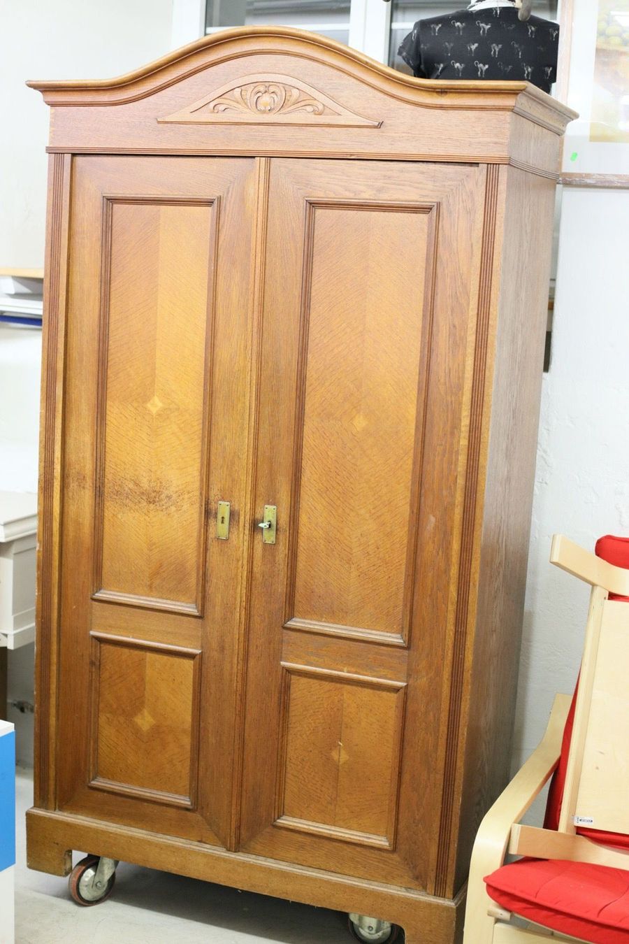 Massiver antiker Holzschrank schöne Form | Kaufen auf Ricardo