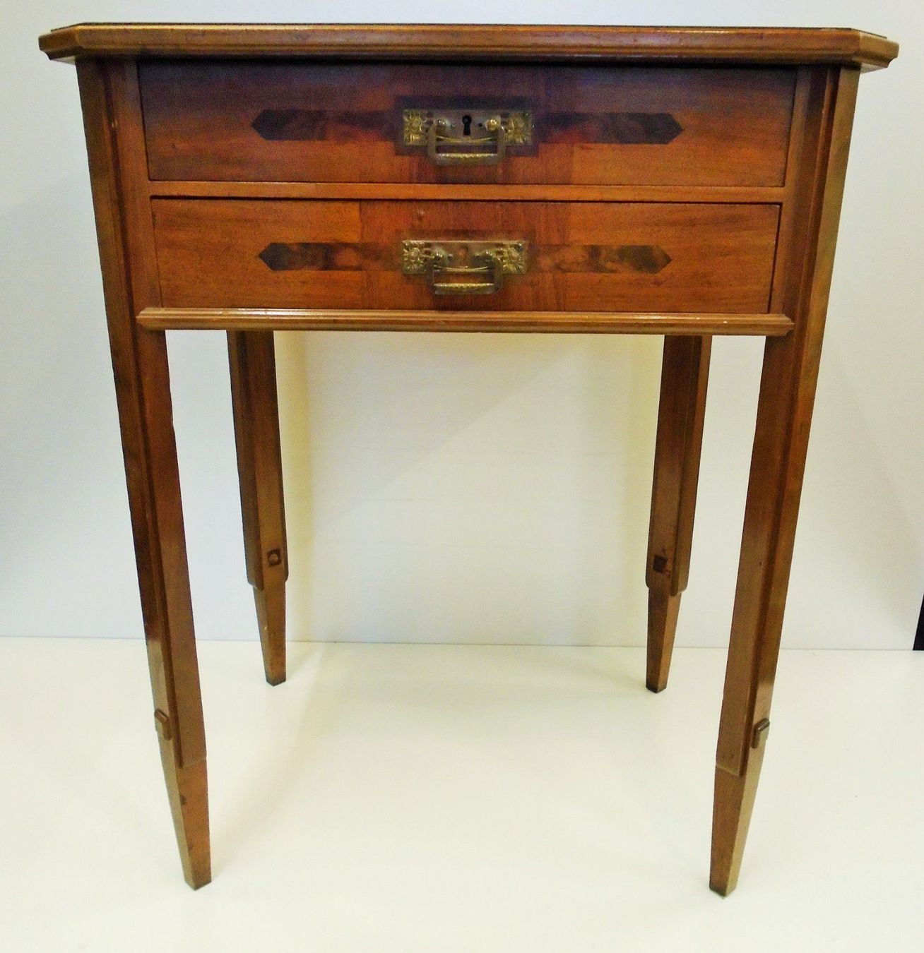 KL. MÖBEL / TISCHCHEN MIT 2 SCHUBLADEN | Kaufen auf Ricardo