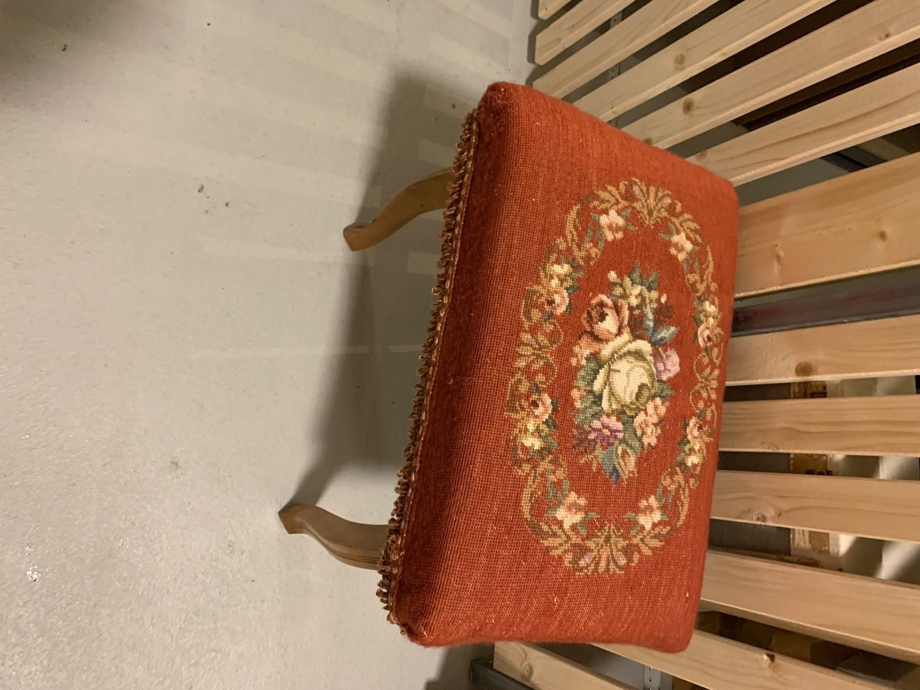 Holz Hocker mit rotem Stoff | Kaufen auf Ricardo