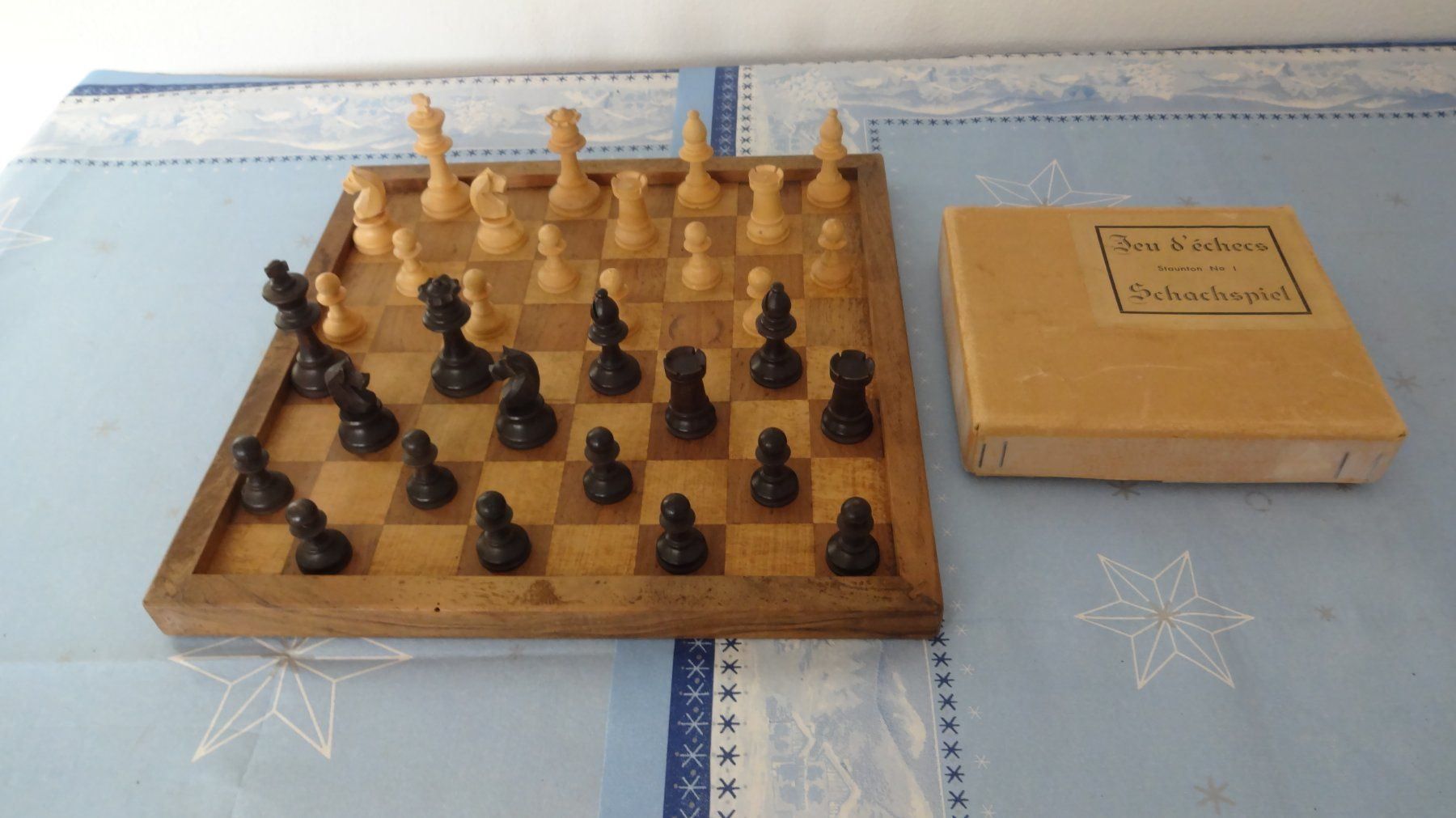 Altes Schachbrett mit Figuren Kaufen auf Ricardo