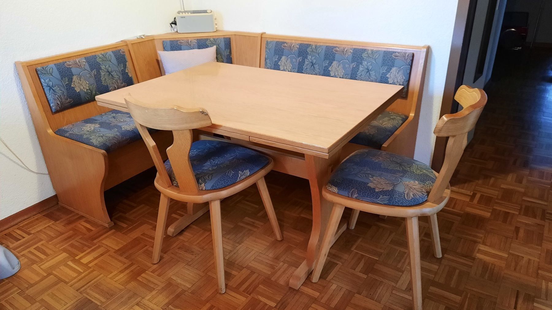 Eckbank mit Auszug-Tisch und 2 Stühlen | Kaufen auf Ricardo