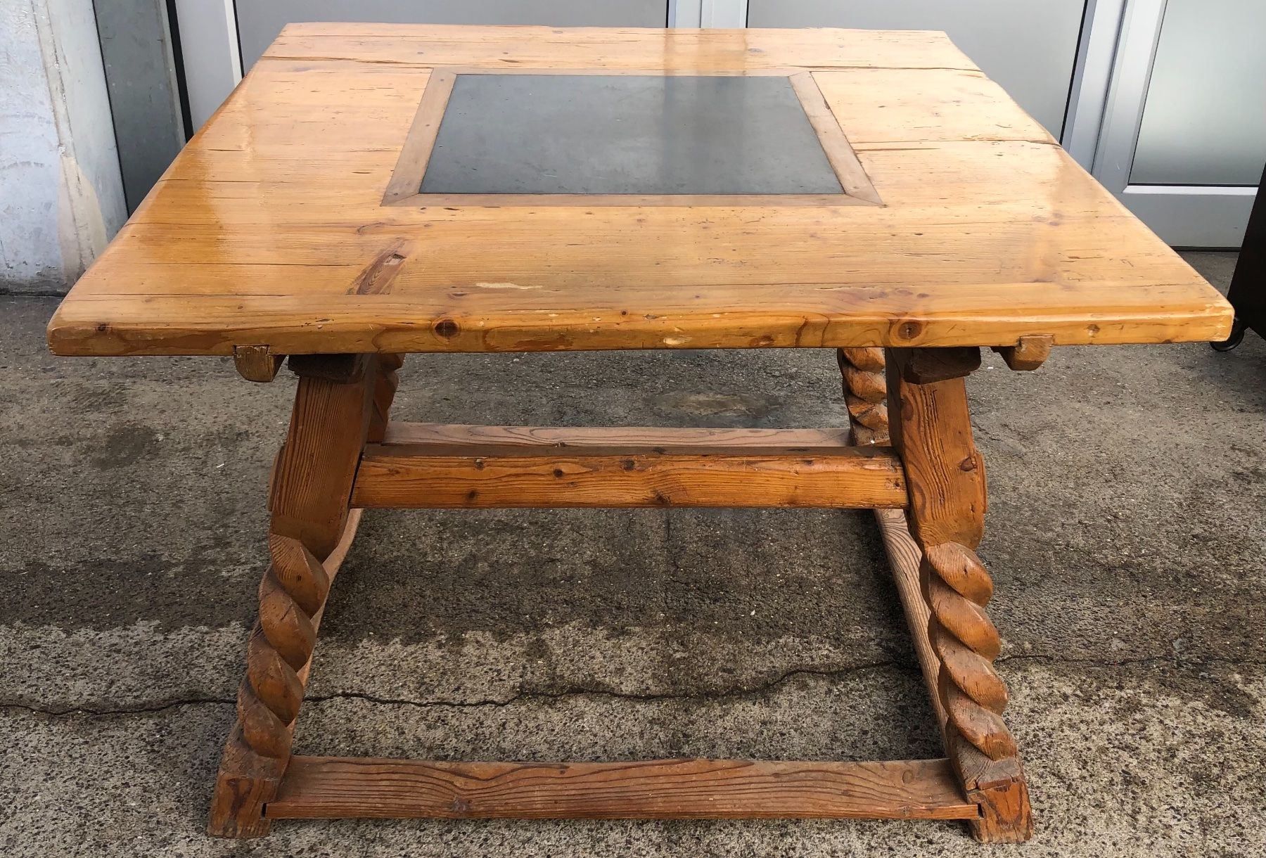 Antiker Esstisch mit Verzierungen | Kaufen auf Ricardo