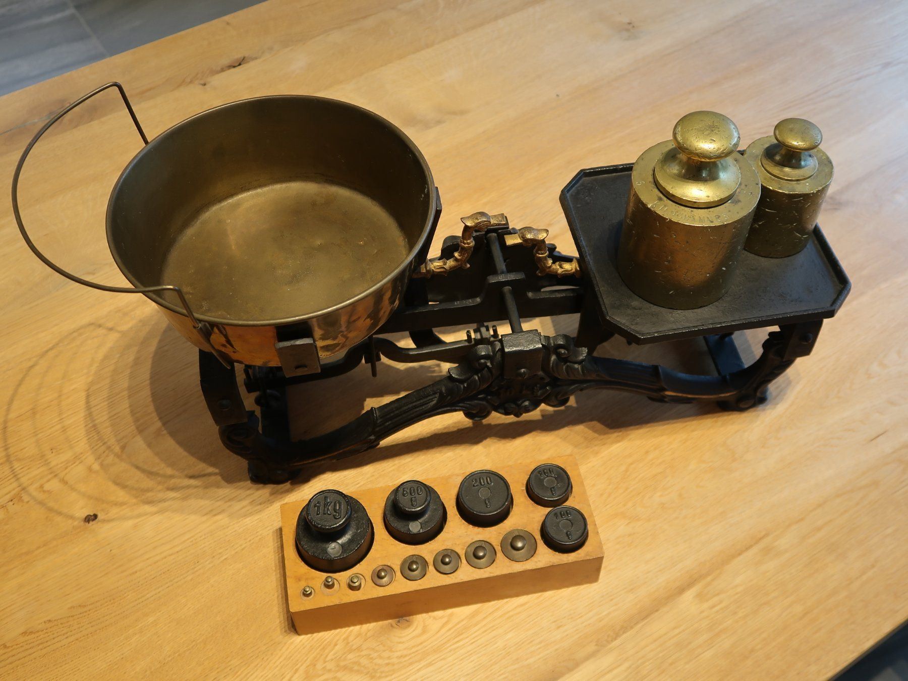 Antike Waage mit Gewichtssortiment Kaufen auf Ricardo