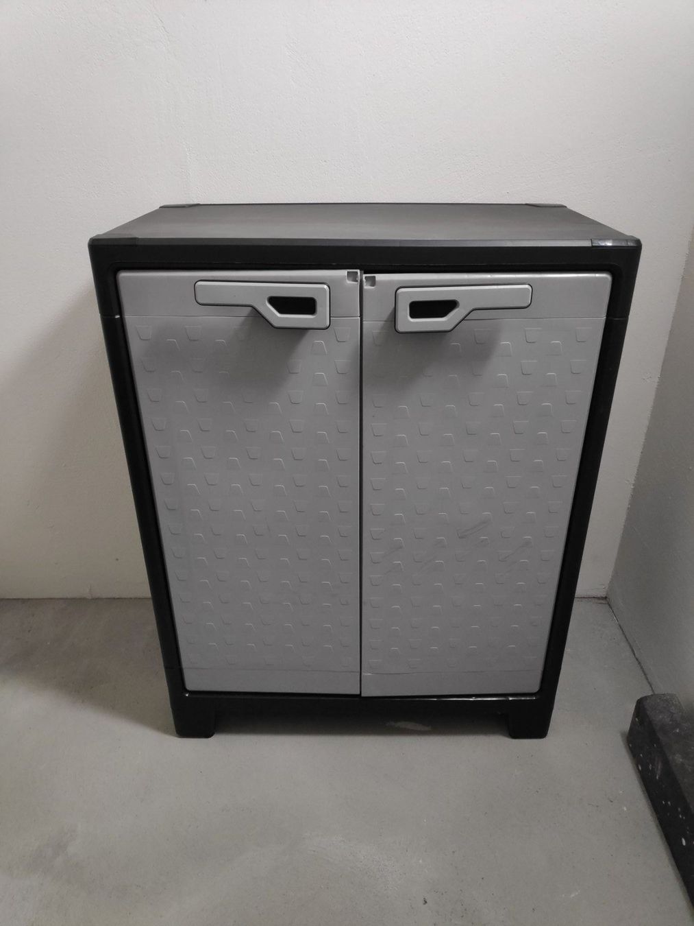 2x Schränke PVC Innen/Aussen ab CHF 1.- | Kaufen auf Ricardo