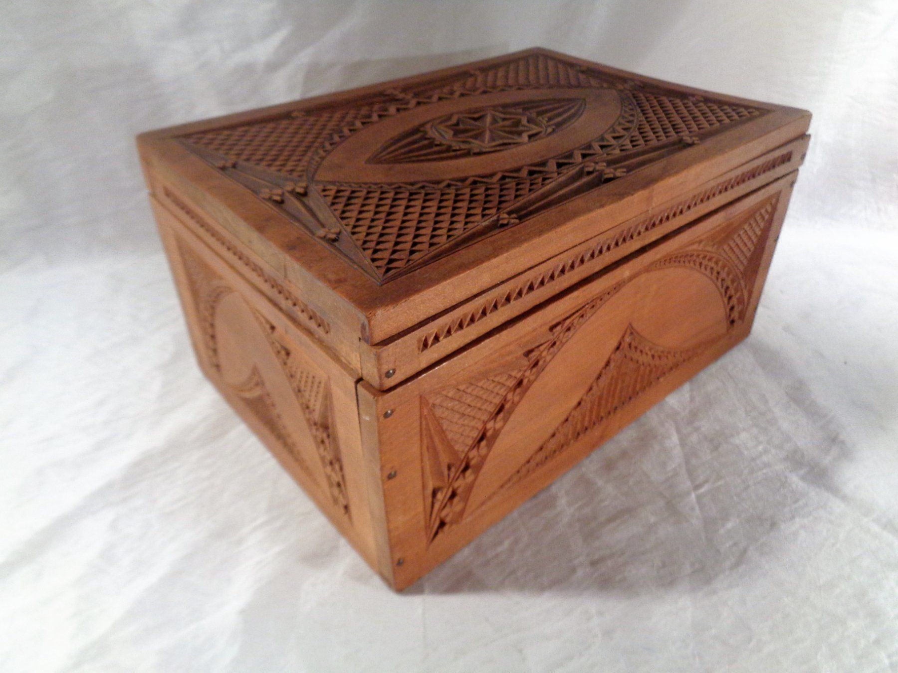 Alte Holzkiste geschnitzt ab Fr. 28.- | Kaufen auf Ricardo