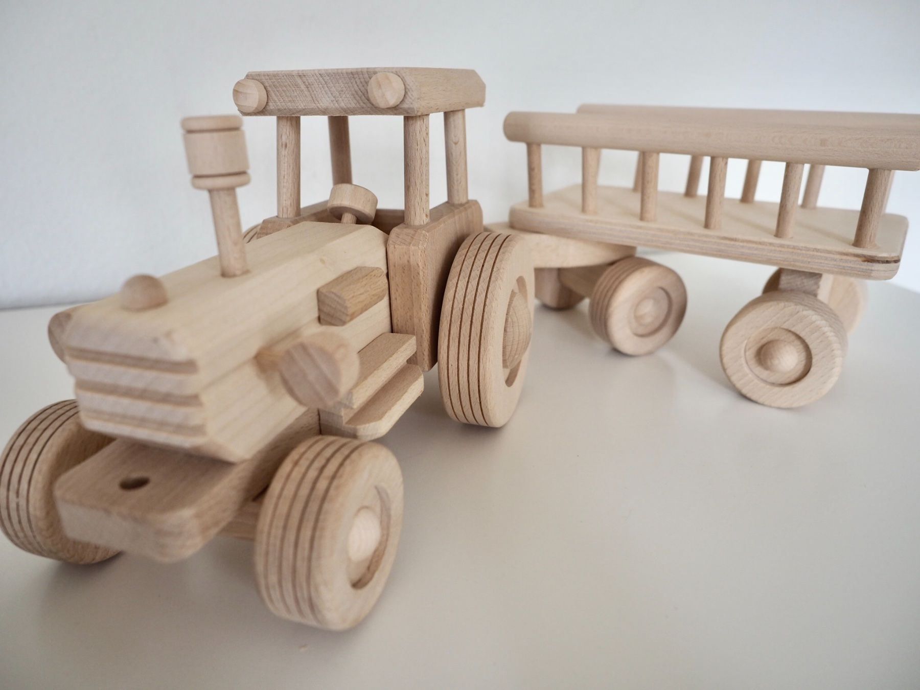 Traktor mit Anhänger aus Buchenholz | Kaufen auf Ricardo