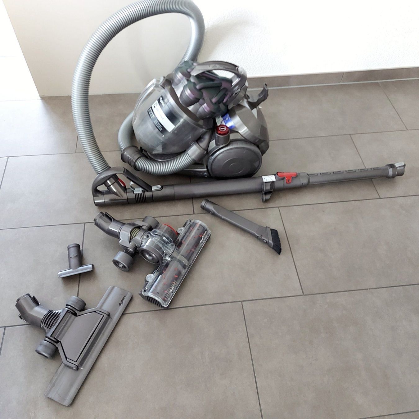 Dyson DC29 All Floors Staubsauger | Kaufen auf Ricardo