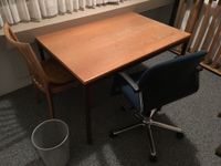 Tisch mit 2 Stühlen und Papierkorb