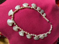 Perlenkette mit Perlmuttplatten