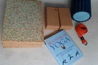 Yoga-Set: Schaumstoffkissen Korkblöcke Gurt Buch