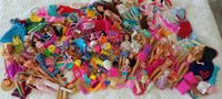 große lot Barbie-Puppen, Kleider und Accessoires
