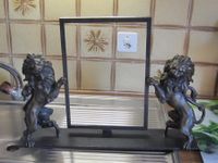 zwei antike Bronze Löwen mit Bilderrahmen / Familienwappen