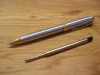 Kugelschreiber aus Edelstahl mit schwarzer Mine