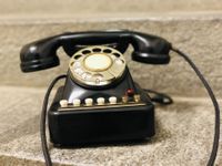 Antikes, klassisch schönes Wählscheibentelefon, Telefon